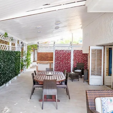 Roy Beachfront فيلة